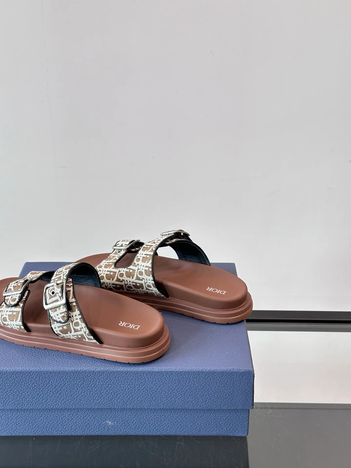 Factory price: 300💰Dior Aqua men's sandals and slippers. Showcasing Dior haute couture design. The Dior gray suede strap is accented with an aluminum Dior buckle for added style. Paired with a comfortable tonal notch sole, they pair easily with shorts or jeans for a sophisticated look. Main body: suede cow leather, technical fabric lining: cow leather, with adjustable straps, aluminum Dior buckle, Dior gray EVA insole, tonal notch rubber outsole splicing structure👌👌 size: 38-44 (45.46 customized)